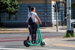 לוחיות רישוי לקורקינטים - האם זה העתיד של התחבורה העירונית?